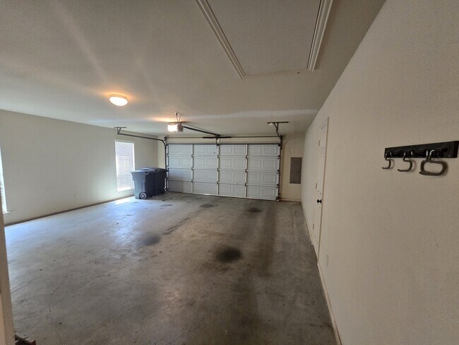 Building Photo - 15298 Wagon Wheel Cir