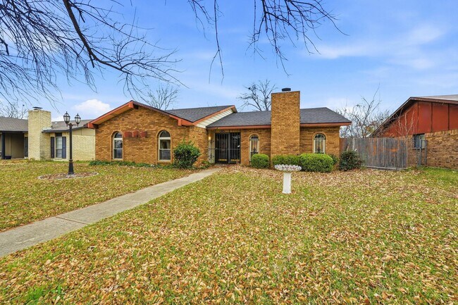 Building Photo - Charming 3-Bed Brick Home with Spacious Layout, Updated Floors & Cozy Fireplace in Grand Prairie