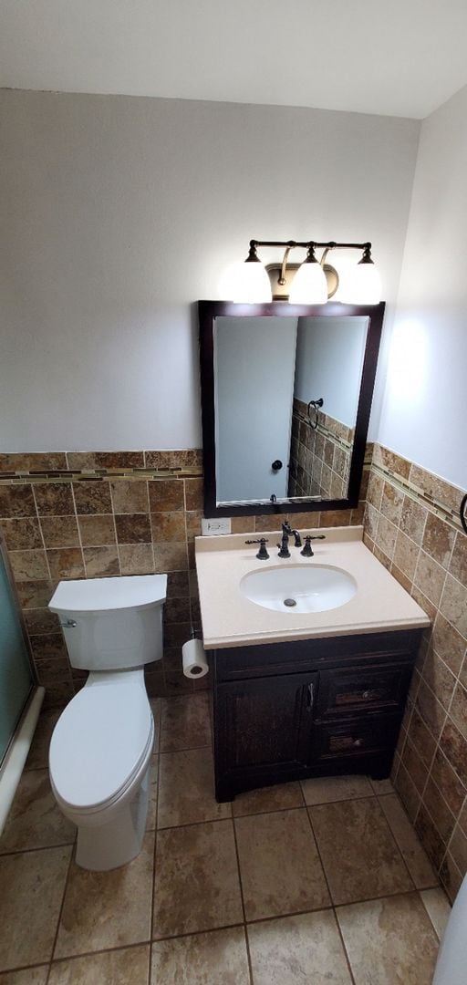 Building Photo - 5 Bedroom Updated Home