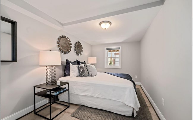 Building Photo - 4 bed 3.5 bath. Parking! Pets Welcome!