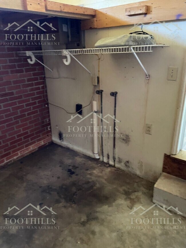 Building Photo - 3-Bedroom Brick Home in Top School Distric...