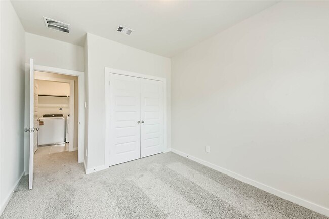 Building Photo - 583 Avisa Dr