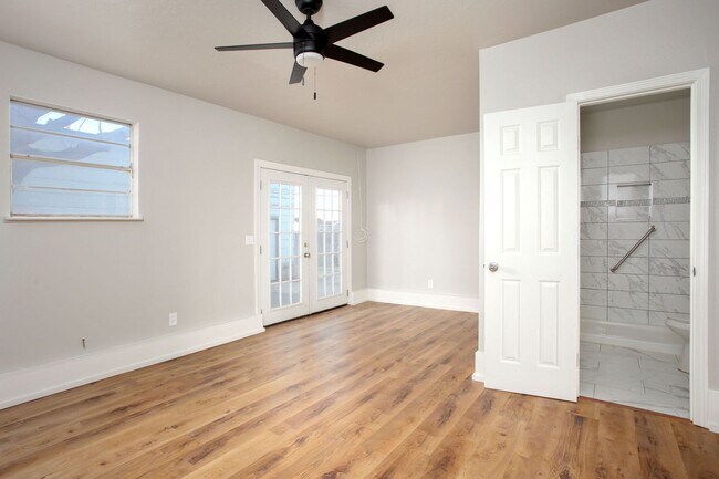 Building Photo - Fully updated Sunrise Home