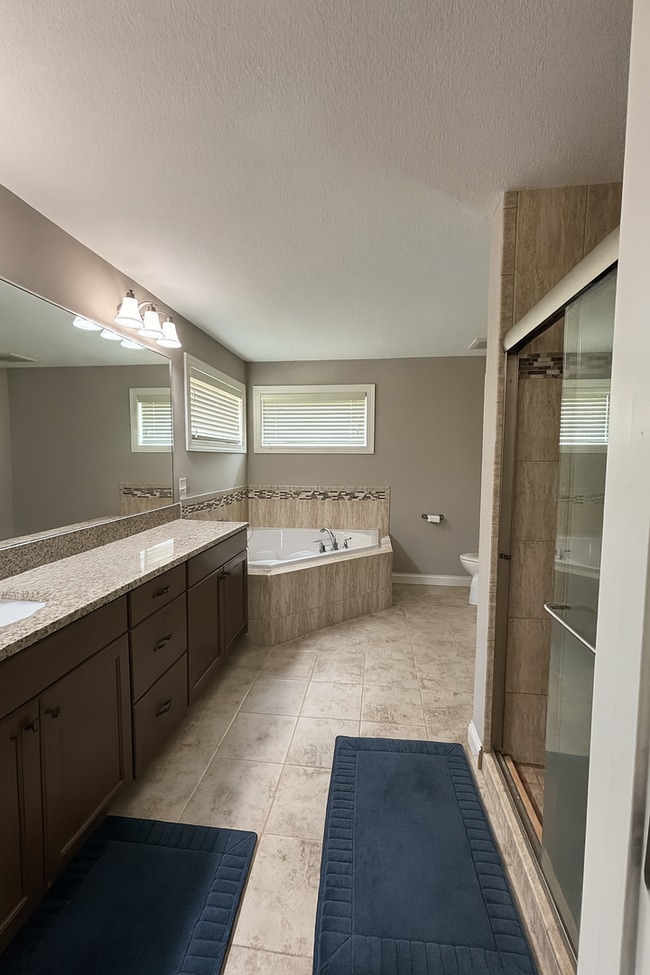 Building Photo - Beautifully Spacious 4bed 3.5bath Home, in...
