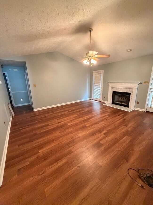 Building Photo - 3BR Home | Granite Kitchen | Fireplace | Deck | Fenced Yard