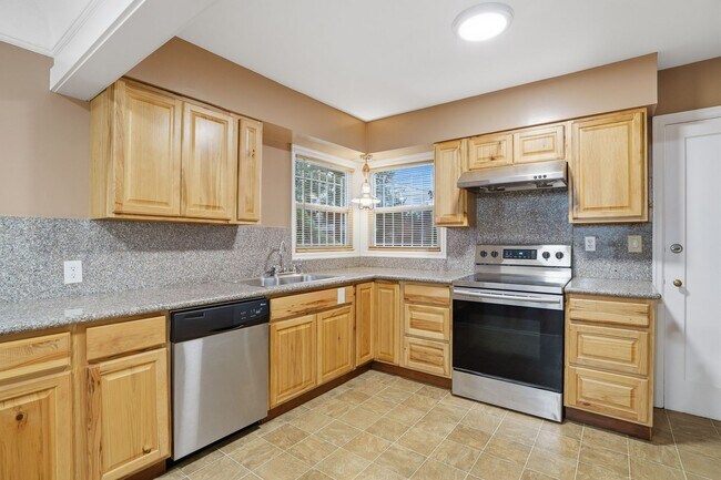 Building Photo - Fully Remodeled Beauty with Hardwood Floors in Prime SE Location