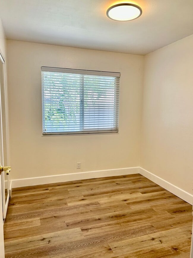 Building Photo - Fully remodeled town home!