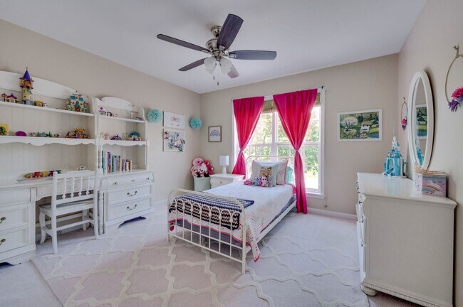 Building Photo - 4 Bedroom, 3.5 Bathroom Executive Home with Fenced Yard and 3 Car Garage.