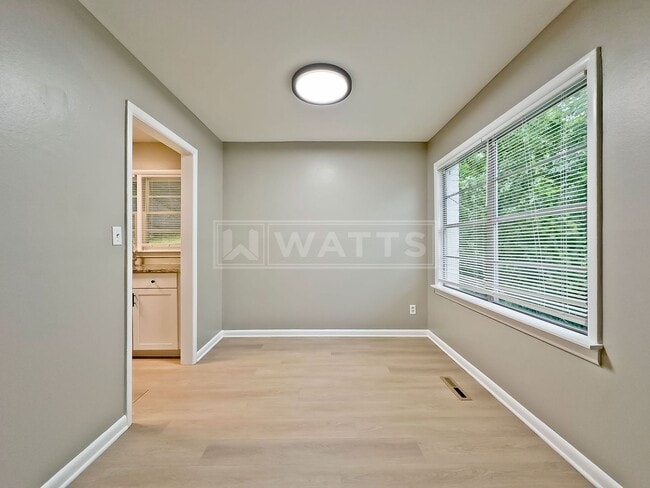 Building Photo - 3-Bedroom with Renovated Bath in Oak Ridge Park Nieghborhood