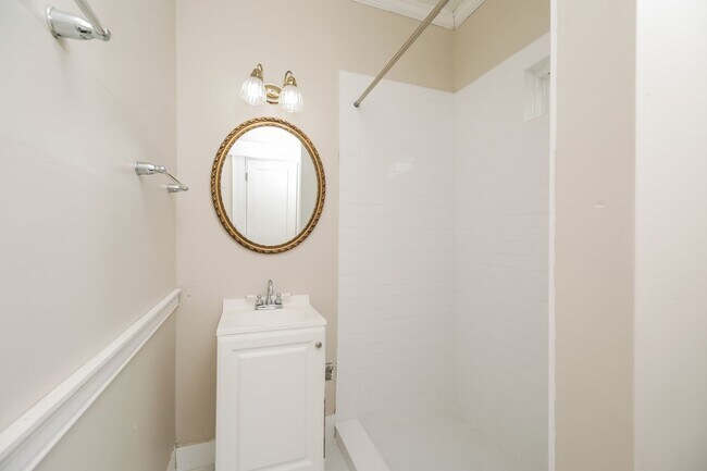 Building Photo - Charming Charleston Living ~ 2 bedroom / 2...