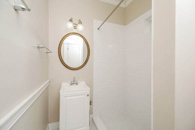 Building Photo - Charming Charleston Living ~ 3 bedroom / 2...