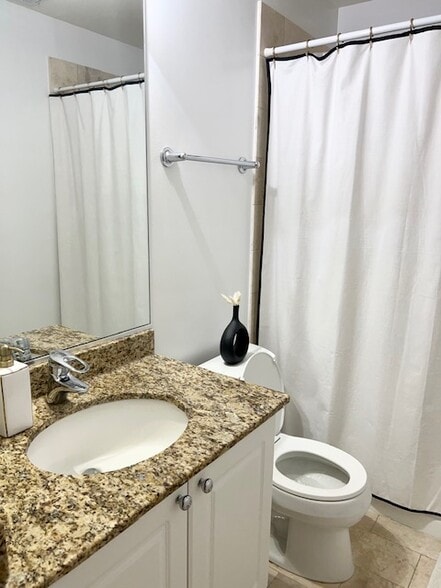 Hall Bathroom - 1410 W Belmont Ave