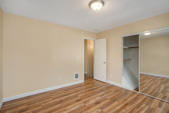 Building Photo - Lovely 2-Bed/1-Bath Townhouse – 850 sq. ft...