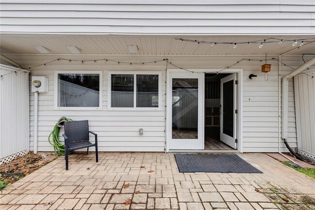 Building Photo - 7094 Stonington Dr NE