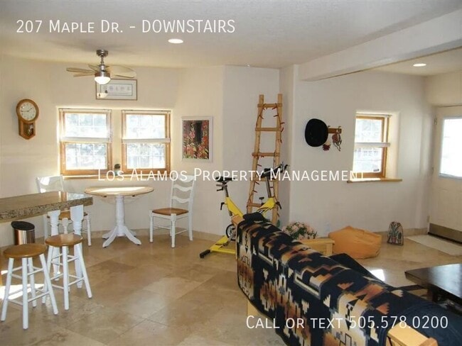 Building Photo - 207 Maple Dr