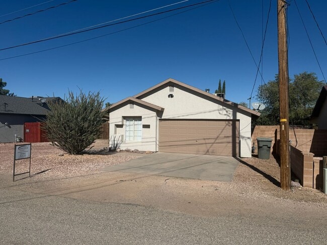 Building Photo - Centrally Located