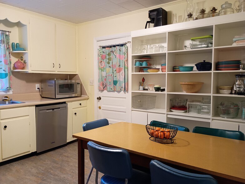 Eat-in kitchen with plenty of storage - 223 Barclay Road