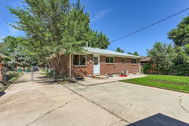 Building Photo - Beautiful Bungalow in Great Englewood Loca...