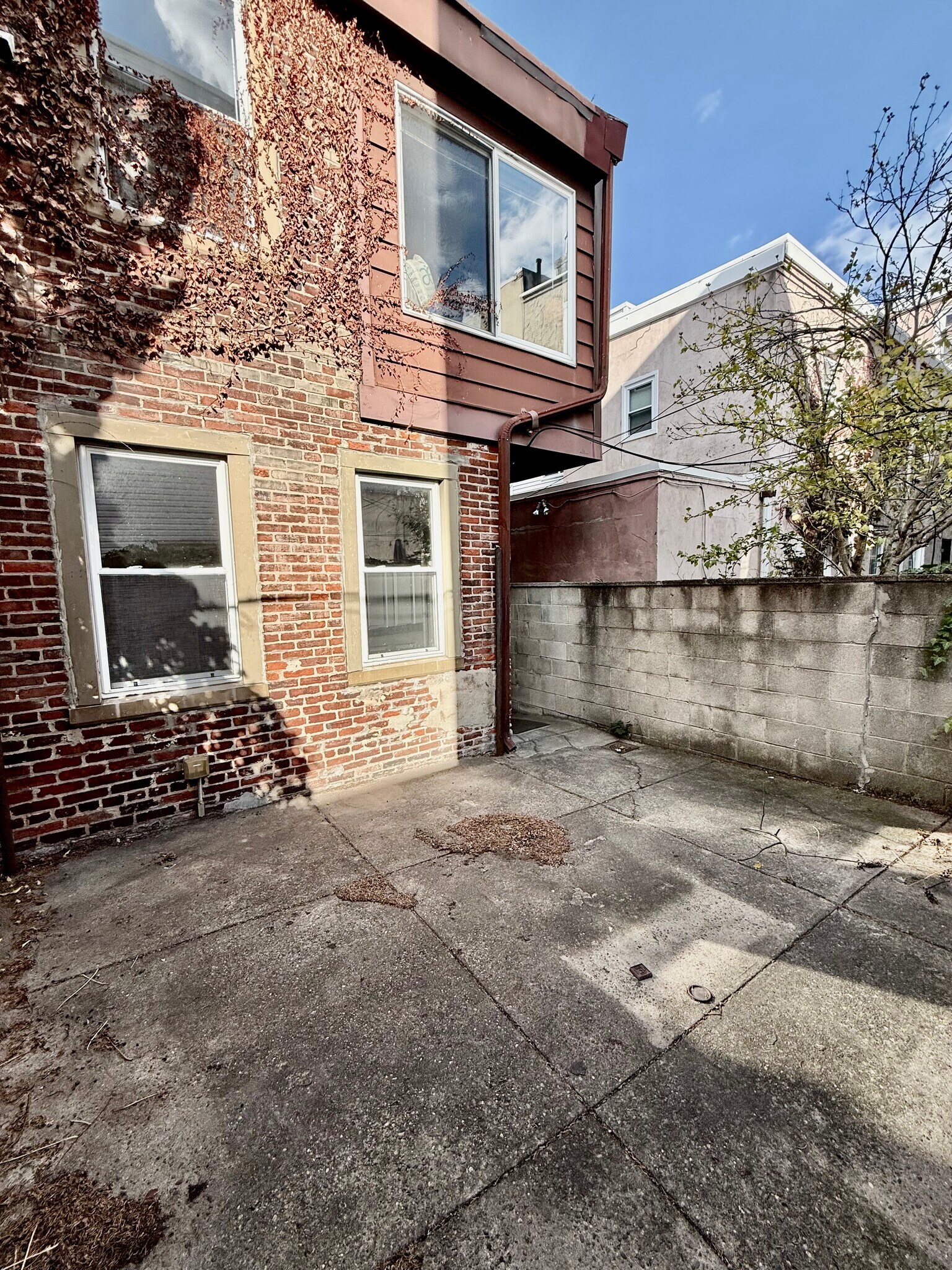 Building Photo - 302 Dickinson St