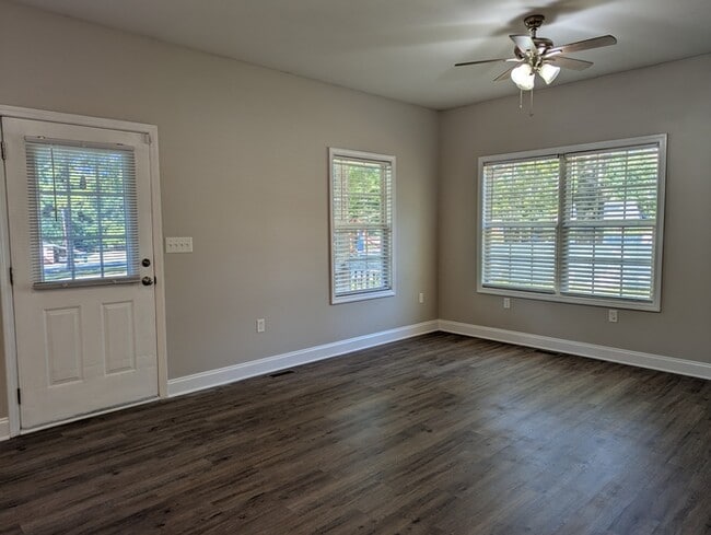 Building Photo - 555 Park Cir