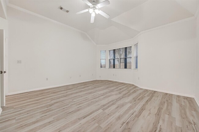 Building Photo - 14914 W Bend Dr