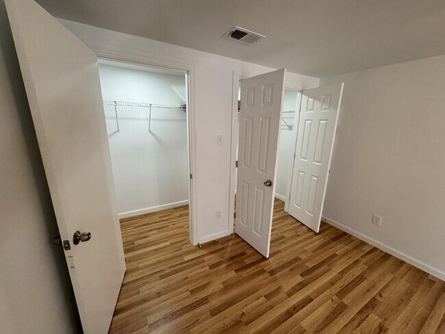 Building Photo - 2318 Fenwick Dr