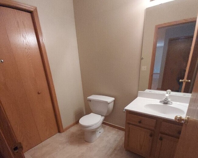 Building Photo - Nice 2 Bedroom 1.5 Bathroom Townhome in Hudson