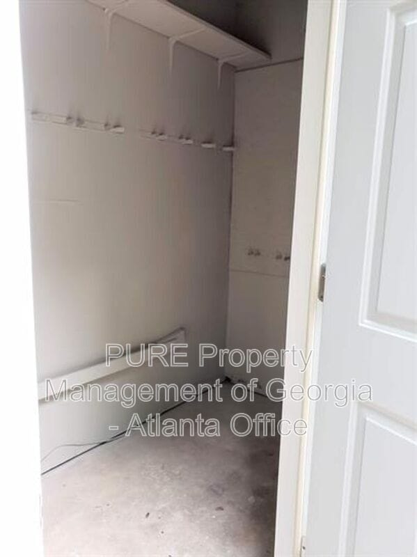 Building Photo - 5031 Village Green Way