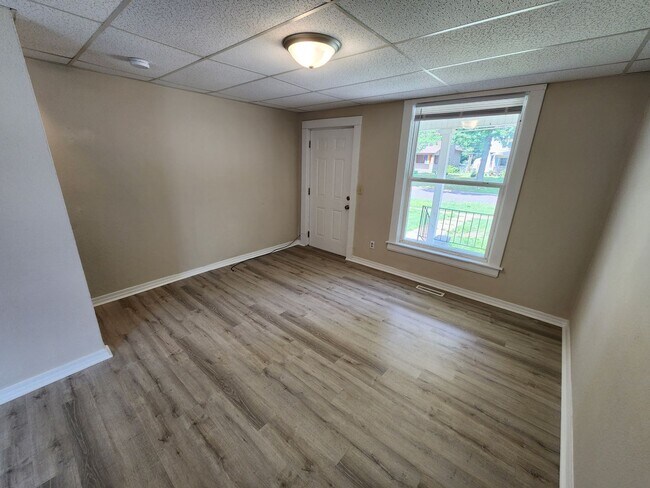 Building Photo - 1342 N Broadway Ave