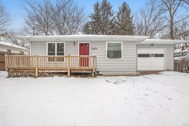 Building Photo - 2/1 Ranch Style Home