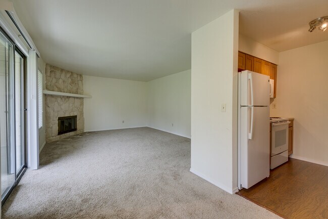Building Photo - Roomy Remodeled  Kirkland Condo
