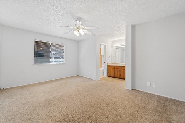 Building Photo - 605 Russet Valley Dr