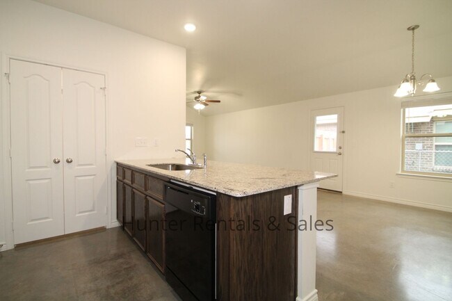 Building Photo - North Killeen 3-Bed Duplex with Modern Tou...