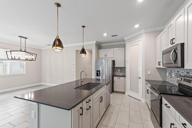 Building Photo - 6825 Pointe of Woods Dr