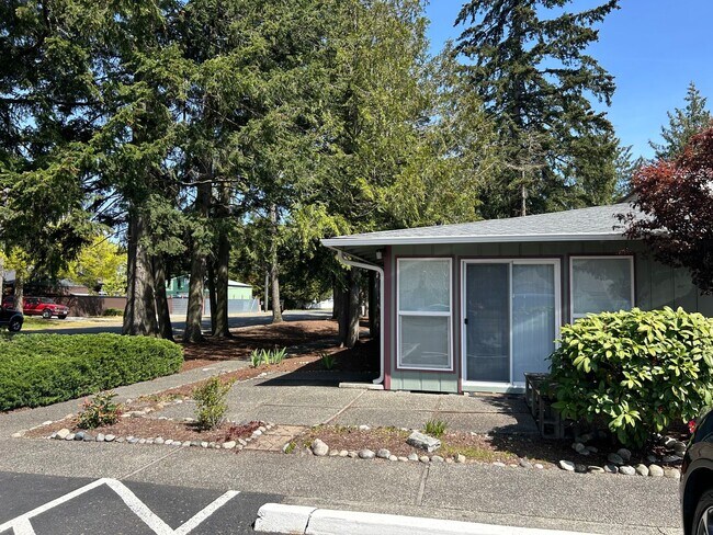 Building Photo - 2 Bedrooms | 1 Bathroom | 1,000 sq. ft. | ...