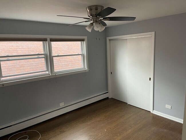 Building Photo - 5259 N Leamington Ave