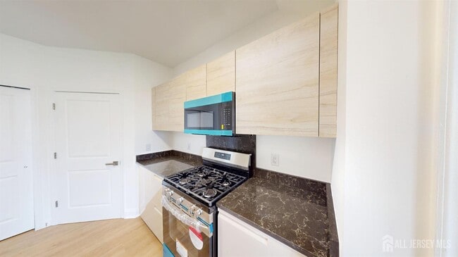 Building Photo - 6404 Fernandez Ct