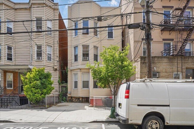 Primary Photo - 335 47th St