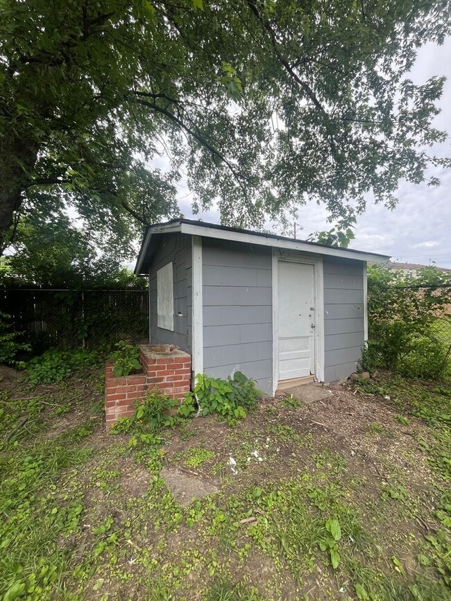 Building Photo - Gorgeous Fully Renovated 3/1!