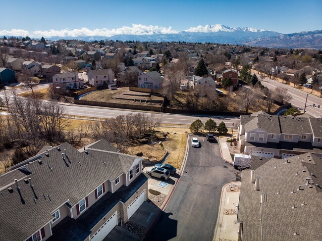 Building Photo - Beautiful 2 Bedroom End-Unit Townhouse in Montarbor Villas w/ Mountain Views