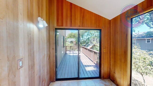 Building Photo - Prime West Linn Location - Walkable to Hig...