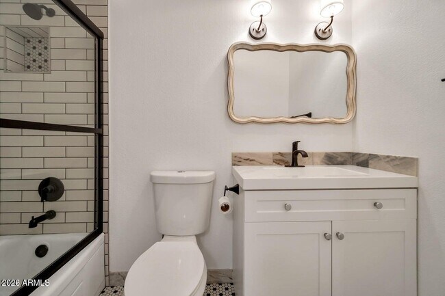 Building Photo - 721 E Montebello Ave