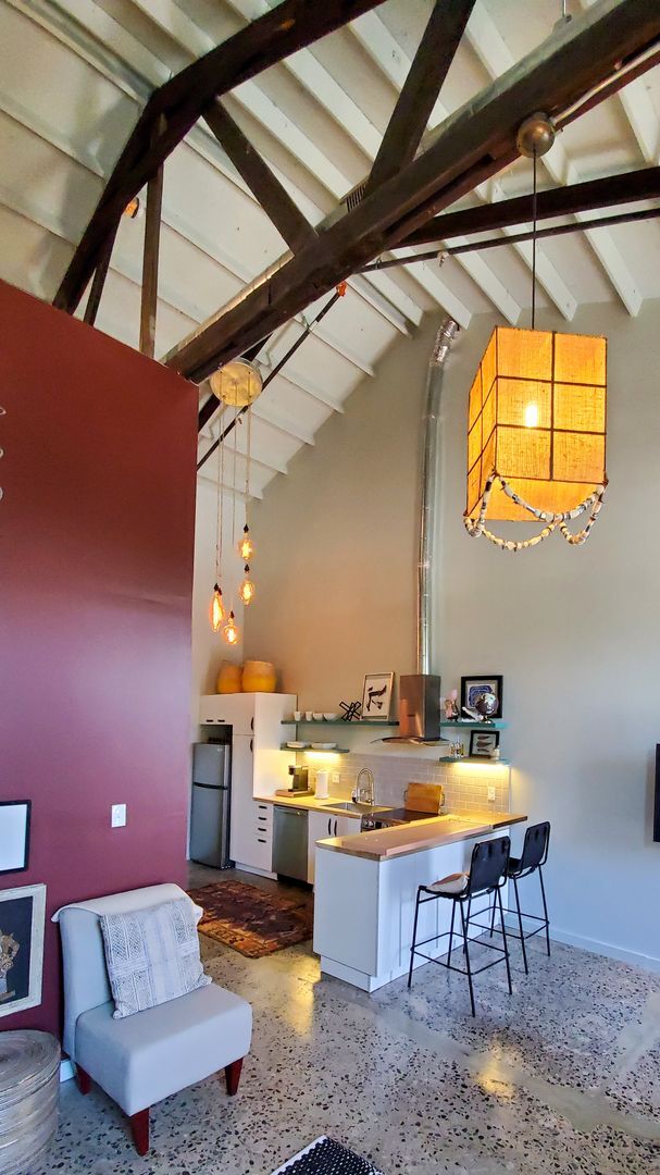 Building Photo - 1020 E 6th St