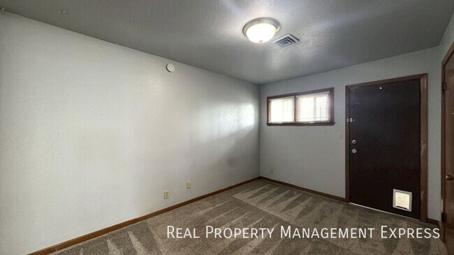 Building Photo - 1 Month Free Rent; 2 Bedroom Apartment loc...