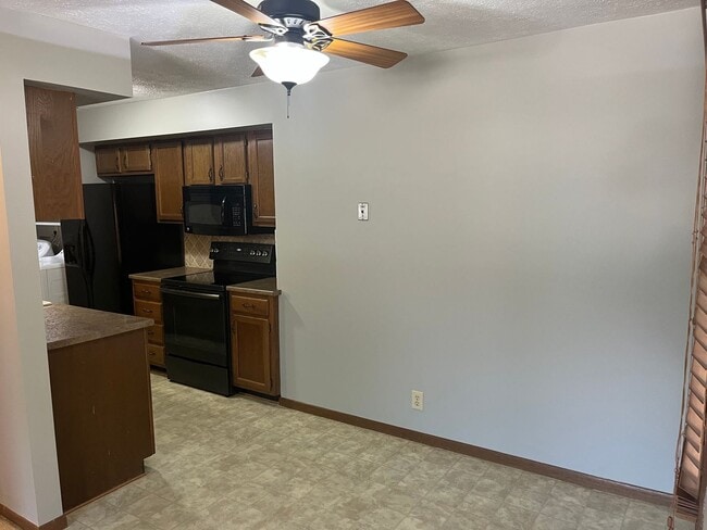 Building Photo - New listing!
