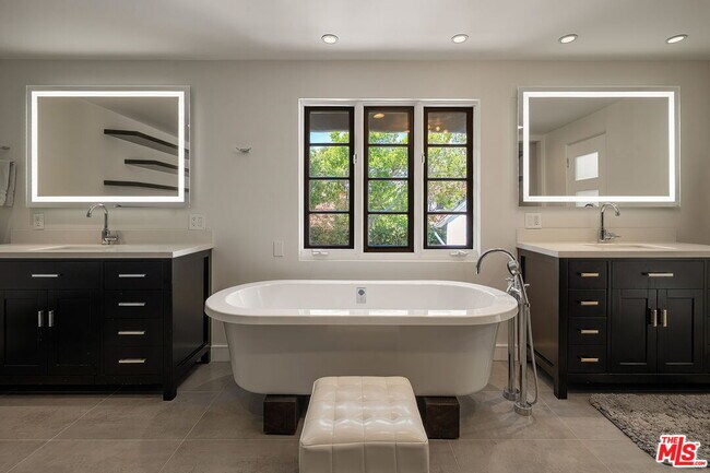 Building Photo - 1323 Club View Dr