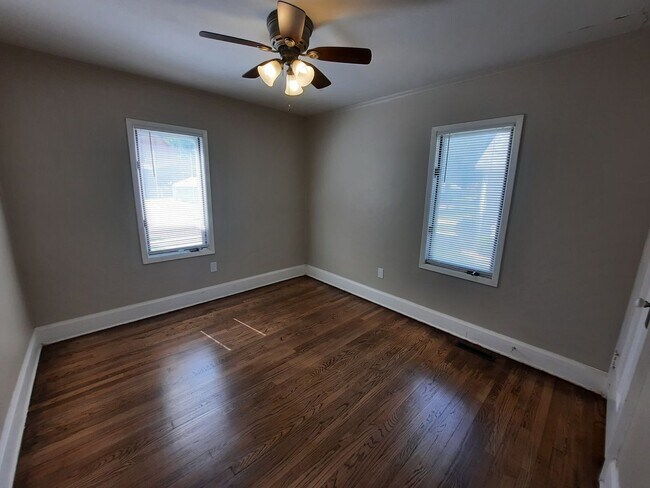 Building Photo - 2 Bedroom, 1 Bathroom home with large garage