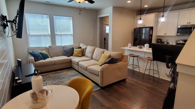 Building Photo - Great 3 Bd 2 Ba Townhome 2 Car Garage