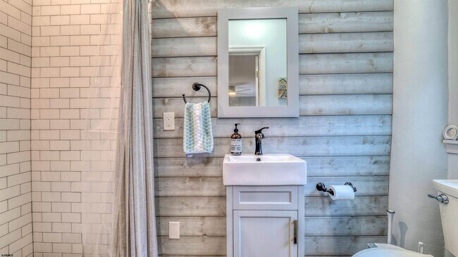 Building Photo - 120 N Newport Ave