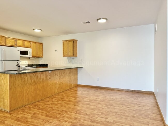 Building Photo - Spacious 2 Bed Condo with Attached Garage
